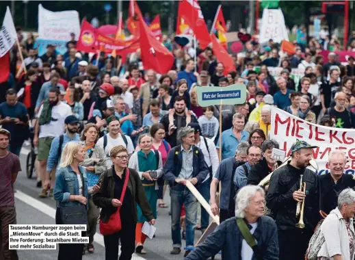  ??  ?? Tausende Hamburger zogen beim „MietenMove“durch die Stadt. Ihre Forderung: bezahlbare Mieten und mehr Sozialbau