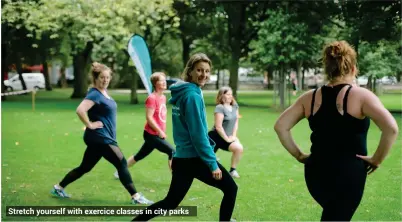  ??  ?? Stretch yourself with exercice classes in city parks