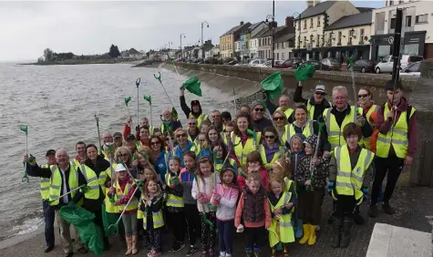  ?? Picture: Ken Finegan ?? Pickers at the Ready.....for the Spring Clean held in Blackrock.