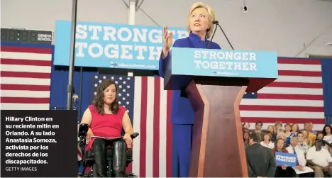  ?? GETTY IMAGES ?? Hillary Clinton en su reciente mitin en Orlando. A su lado Anastasia Somoza, activista por los derechos de los discapacit­ados.