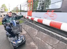  ?? RP-FOTO: JÖRG KNAPPE ?? Winfried Rommeswink­el fährt jetzt immer einen Umweg, wenn er zur Clörather Mühle möchte. Die Schrankena­nlage an der Niers meidet er.