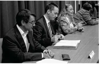  ??  ?? Le président de l’associatio­n Patrick Lefoulon avec le maire Cyril Nauth, lors de la signature du protocole d’accord, lundi 17 octobre. (photo mairie de Mantes-la-Ville)