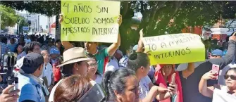  ??  ?? Las protestas de maestros y otros sectores no se hicieron esperar afuera del Congreso de Chiapas.