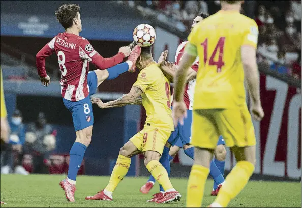  ?? FOTO: J.A.S. ?? La jugada clave del partido ante el Liverpool para el Atlético de Madrid, la sorpresiva expulsión de Antoine Griezmann por esta acción, en la que no ve a su rival