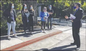  ?? University of Nevada, Reno ?? University of Nevada, Reno President Brian Sandoval speaks to prospectiv­e students and their family members during a campus tour Oct. 16.