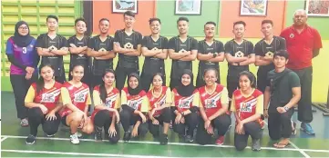  ??  ?? Ganisan (standing right), Haziq (front row, right) and Faizah (standing left) with the players at a training session at SMK Batu Lintang school hall last night.