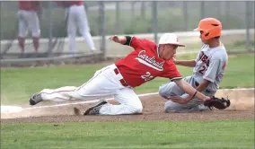  ?? RECORDER PHOTO BY CHIEKO HARA ?? Lindsay High School's third baseman Isaiah Franco, left, attempts to tag out Woodlake High School's runner at third Wednesday, in the top of fifth inning in Lindsay.