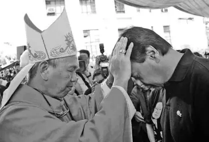  ?? NIÑO JESUS ORBETA ?? BISHOP’S BLESSING Manila Auxillary Bishop Broderick Pabillo prays for Chief Justice Renato Corona after a Mass held at the Supreme Court grounds in Manila on Monday.