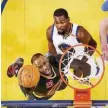  ?? Foto: dpa/Monica Davey ?? Kevin Durant (r.) gewann gegen Cleveland und LeBron James seinen ersten NBA-Titel.