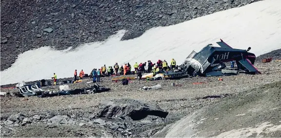  ??  ?? I soccorsi Inquirenti e soccorrito­ri intorno alla carcassa del Junkers Ju-52 che si è schiantato vicino al monte Piz Segnas, a pochi metri dal resort Flims, a quota 2.540 metri