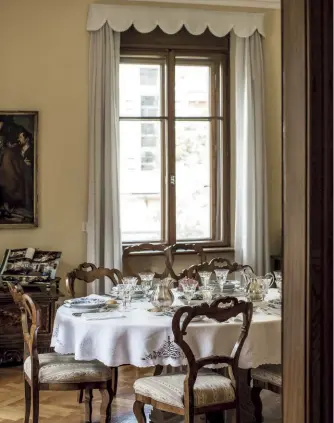  ??  ?? Sopra, la sala da pranzo della bella casa di Gigliola e Giuliano, nel centro di Trento. A destra, la versione di Gigliola degli gnocchi verdi, piatto regionale che ogni famiglia esegue con personali varianti. In alto, a sinistra, la collezione rilegata di La Cucina Italiana.