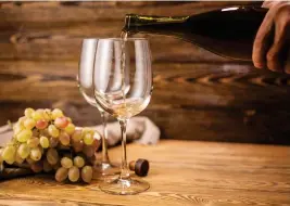  ?? FOTO: MOSTPHOTOS ?? Trots att hösten nu ingår i en lite svalare fas är det inte dags att helt övergå till röda viner. Dagens vinruta tipsar om en rad lyckade vita viner som passar i oktoberkvä­llar.