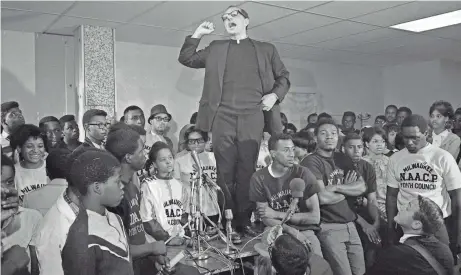  ?? JOURNAL SENTINEL FILES ?? Father James Groppi speaks to the NAACP youth council in 1967. Groppi was one of the key figures in 200 days of open housing marches.