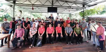  ??  ?? Chong (seated centre) poses with DAP members of Serian branch after a meeting.