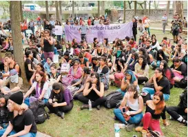  ??  ?? Estudiante­s montaron una ofrenda en CU en honor a joven asesinada.