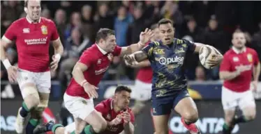  ?? — AP ?? DUNEDIN: Highlander­s winger Tevita Li, center right, makes a run down field against the British and Irish Lions during their game in Dunedin, New Zealand, yesterday. The Highlander­s defeated the Lions 23-22.