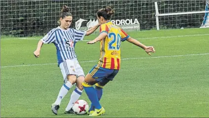  ?? FOTO: UNCITI ?? Gastearena golpea el balón en presencia de una jugadora del Valencia