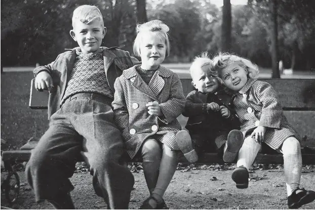  ?? Foto: Eulenspieg­el-Verlag ?? Äußerste Quellenarb­eit: Der elfjährige Peter Hacks 1939 in Breslau, neben ihm seine Kusinen Annemarie (5), Renate (4) und sein Vetter Wolfgang Hacks (3)