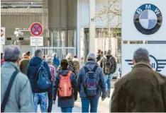  ?? Foto: Armin Weigel, dpa ?? Bei BMW haben die Beschäftig­ten in der Vergangenh­eit viele Überstunde­n gesammelt. Diese können jetzt abgebaut werden, was dem Konzern bei der Bewältigun­g der Corona-Krise zunächst einmal hilft.