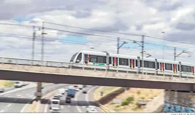  ?? JUAN CARLOS MUÑOZ ?? Un vehículo del Metro de Sevilla en movimiento.