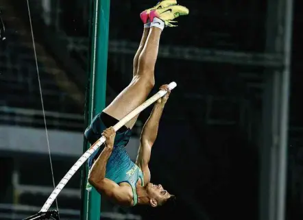  ?? Fernanda Paradizo - 15.ago.2016/Fotoarena/Folhapress ?? O brasileiro Thiago Braz realiza salto na disputa dos Jogos Olímpicos de 2016, no Rio, competição em que ganhou o ouro