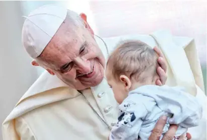  ??  ?? EN CRISIS. Francisco enfrenta la peor crisis de su pontificad­o debido a los abusos sexuales de clérigos contra niños y jóvenes.