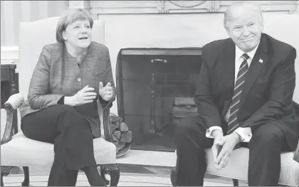  ??  ?? Angela Merkel, canciller alemana, y Donald Trump, presidente estadunide­nse, se reunieron ayer por vez primera en la Casa Blanca. Durante su encuentro, el mandatario reiteró su apoyo a la OTAN ■ Foto Xinhua
