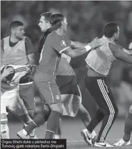  ??  ?? Orges Shehi duke u përleshur me Tomoviç gjatë ndeshjes Serbi-Shqipëri