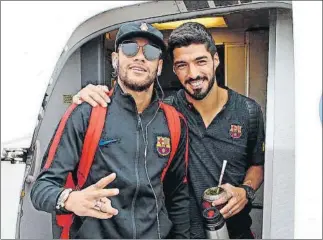  ?? FOTO: FCB ?? Neymar y Suárez salieron juntos del avión a su llegada al aeropuerto de Washington