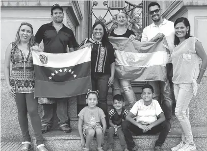  ??  ?? Desde la izquierda: Yorley Casanova, Rodolfo Crespo, Eleana Moreno, Carolina Melinger, Jesús Díaz e Isabel Oliveros. Abajo, los niños Camila Crespo y Mathias y Juan Andrés Díaz. Todos posaron en un edificio emblemátic­o de la ciudad: la Catedral.