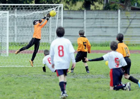  ?? (foto Italy Photo Press) ?? In campo
Una partita di calcio tra ragazzini