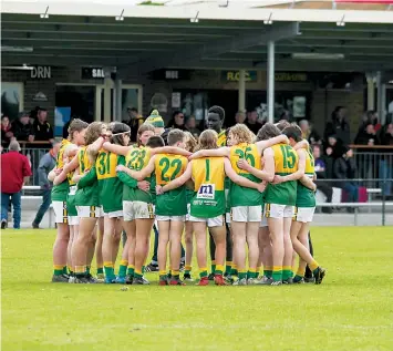  ?? ?? Garfield’s under 18s side huddles up before their eliminatio­n final against Phillip Island.