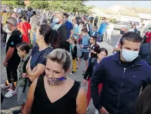  ??  ?? Les parents portaient aussi le masque devant l’entrée de l’école élémentair­e.