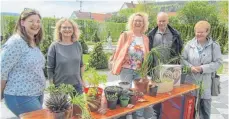  ?? FOTO: FRANZ DREYER ?? Sieglinde Saur und Antje Schoner ( von links) freuen sich, Besucher über die Pflanzenbö­rse informiere­n zu können.