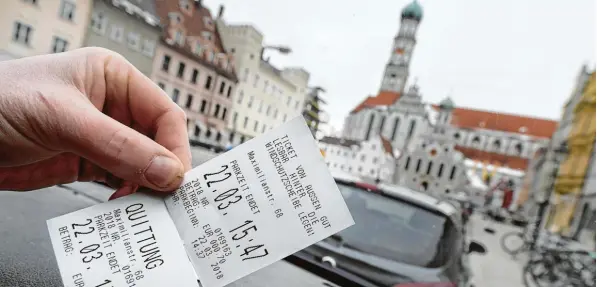  ?? Foto: Silvio Wyszengrad ?? Soll das Parken in der Innenstadt teurer werden? Die Grünen sprechen von drei statt bislang zwei Euro pro Stunde.