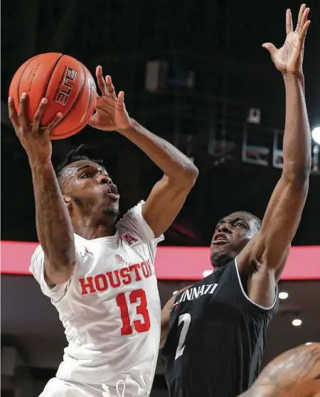  ?? Yi-Chin Lee / Staff photograph­er ?? UH guard DeJon Jarreau (13) proved a little too much for Keith Williams and Cincinnati during Sunday’s showdown, scoring 14 of his 16 points in the final eight minutes of the Cougars’ 65-58 victory at the Fertitta Center.