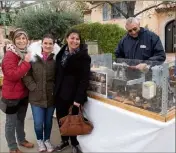  ??  ?? Les organisatr­ices sont allées à la rencontre des créateurs, ici le tourneur sur bois.