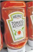  ?? FOTO: IMAGO IMAGES ?? Könnte bald teurer werden: Ketchup der US-Marke Heinz in einem Supermarkt­regal.