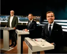  ?? BILD: PONTUS LUNDAHL ?? Liberalern­as partiledar­e Johan Pehrson, socialmini­ster Jacob Forssmed (KD) och statsminis­ter Ulf Kristersso­n (M) redo i studion inför partiledar­debatten i Agenda i SVT.