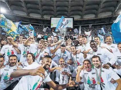  ?? FOTO: EFE ?? Los jugadores del Lazio, con el trofeo de la Supercopa de Italia recién conquistad­a ante la Juventus