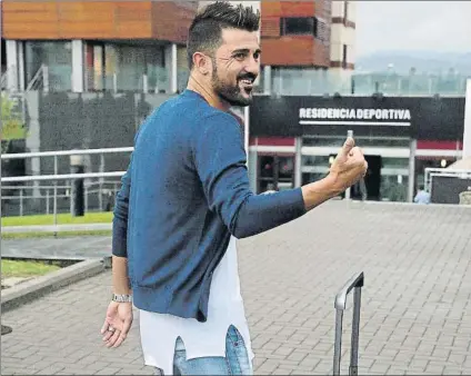  ?? FOTO: EFE ?? David Villa, ayer a su llegada a la Ciudad del Fútbol de Las Rozas de Madrid, donde quedó concentrad­a la selección española de fútbol