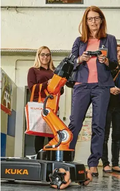  ?? Foto: Peter Fastl, IHK ?? Manuela Geleng, Direktorin bei der EU Kommission, testet einen Roboter des Augs burger Unternehme­ns Kuka.