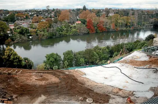  ?? PHOTO: MARK TAYLOR/FAIRFAX NZ ?? Earthworks are happening as constructi­on gets under way on the Victoria on the River project.