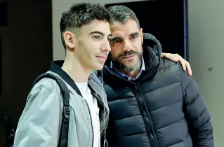  ?? (Foto Klotz/Rensi) ?? Orgoglio Un ragazzo posa per una foto insieme a Simone Perrotta