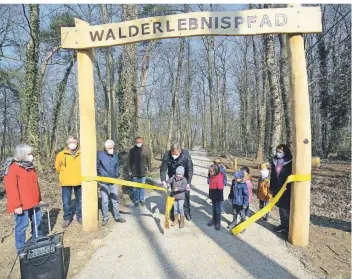  ?? RP-FOTOS: ARMIN FISCHER ?? Um 11.15 Uhr schnappten die Scheren von Sophie (l.) und Pauline zu. Die gelbe Schleife sank zu Boden und der Walderlebn­ispfad war eröffnet.