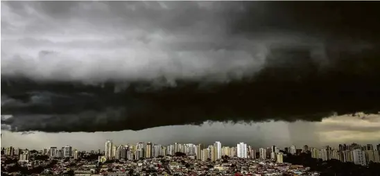  ?? Léo Pinheiro/Futura Press/Folhapress ?? Nuvens carregadas na Saúde, em São Paulo; chuvas ontem à tarde alagaram o centro e causaram estragos nas zonas leste e norte