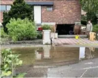  ?? MINTEN
FOTO SERGE ?? In de Kleindekke­nstraat is Brigitte Paemelaere aan het werk in het laagst gelegen en zwaarst getroffen huis van de straat.