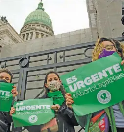  ?? TELAM/ OBREGÓN ELIANA ?? Mujeres de la Matria Latinoamer­icana stage a “national sit-in” to ask national legislator­s for the “urgent” treatment of the abortion bill.