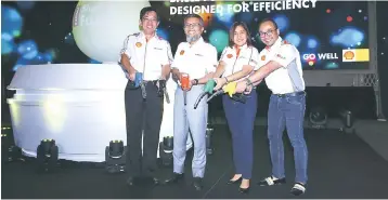  ??  ?? (From left) 1)Shell Malaysia Tradingand Shell Timur National sales manager Au Tong Sing, Shairan, Shell Global Solutions senior scientist Mae Ascan, and Shell Malaysia Trading head of Retail Marketing Ben Mahmud pose for a photo during the launch of...