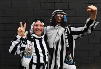  ?? ?? Newcastle Uniteds nye, saudiarabi­ske ejere har frabedt sig klubbens fans at klaede sig ud i traditione­l arabisk tøj til kampene, hvilket ellers hurtigt var blevet en trend i Premier League-klubben.
Foto: Paul Ellis/AFP